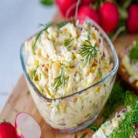 Pasta jajeczna z rzodkiewką