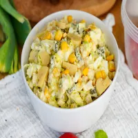 Sałatka z jajkiem, szynką i pieczarkami marynowanymi