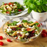 Sałatka makaronowa z kurczakiem i żurawiną