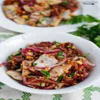 Śledzie z suszonymi pomidorami i pietruszką