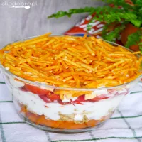 Warstwowa sałatka z chipsami