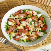 Sałatka z rukolą i szynką parmeńską