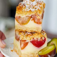 Kruche ciasto ze śliwkami i budyniem