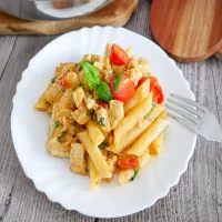 Kurczak z makaronem, pomidorkami i bazylią 