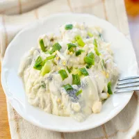 Śledzie z jajkiem w sosie śmietanowym