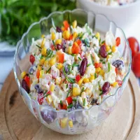 Sałatka z czerwoną fasolą i ananasem