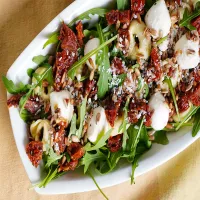 Sałatka z tortellini, rukolą i suszonymi pomidorami