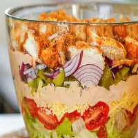 Warstwowa sałatka z kurczakiem i serem cheddar