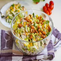Sałatka z sałaty rzymskiej i kurczaka