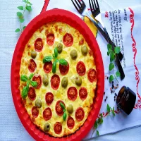 Frittata z ziemniakami, pomidorkami i oliwkami