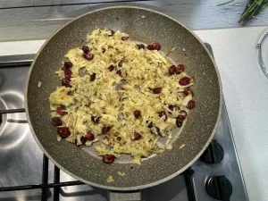 Kaszanka z żurawiną w cieście francuskim