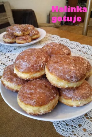 Pączki z marmoladą różaną i lukrem – miękkie, puszyste i domowe