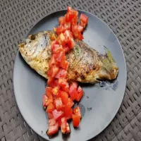 Smażona dorada z salsą z kolendry