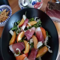 Sałatka ze speckiem i brzoskwinią