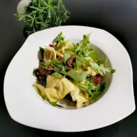 Sałatka z tortellini, rukolą i suszonymi pomidorami