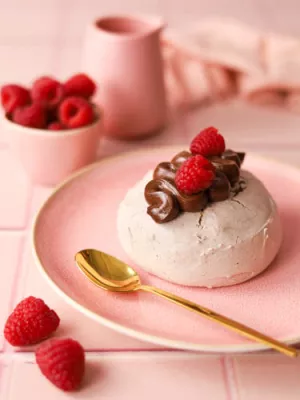 Pavlova Euforia – czekoladowa beza, czekoladowe cremeux i maliny