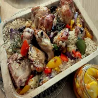 Pyszny kurczak z warzywami i ryżem z piekarnika