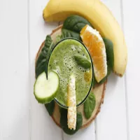 Szpinakowy koktajl z ogórkiem i tahini