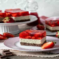 Ciasto z kremem Kinder i truskawkami