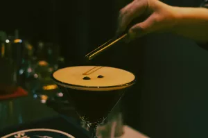 Domowe drinki z kawą: 5 prostych przepisów na wieczór