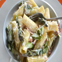 MAKARON ZE SZPARAGAMI I SZYNKĄ W AKSAMITNYM SOSIE