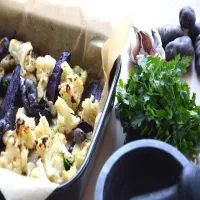 PIECZONY KALAFIOR Z FIOLETOWYMI ZIEMNIAKAMI I CZOSNKIEM