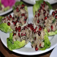 BABA GANOUSH z pieczonego bakłażana z tahini  granatem na liściach sałaty