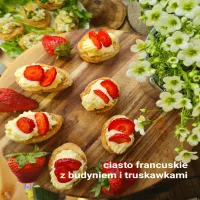 Jajka z ciasta francuskiego z budyniem i truskawkami