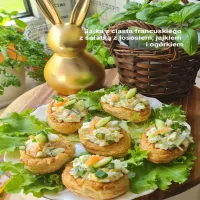 Jajka z ciasta francuskiego z sałatką