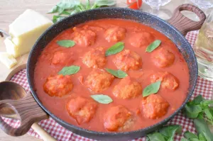 Pulpety duszone w sosie pomidorowym po rzymsku – „Polpette alla romana”