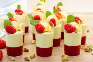 Deserek pistacjowo-malinowy w pucharku
