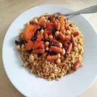 Kasza bulgur z kabanosami, pomidorami, cieciorką i czarną fasolą