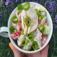 Sałatka z tortellini,szynką i pomidorkami