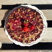 Szybki biszkopt z truskawkami i czekoladą na każdą imprezę