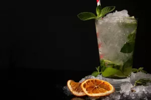 Domowe mojito krok po kroku: od syropu cukrowego po idealny lód