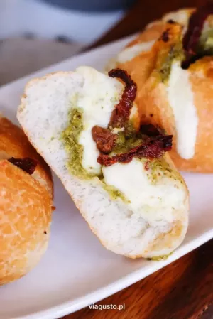 Zapiekane kajzerki z mozzarellą i pesto