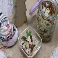 Śledzie z suszonymi pomidorami