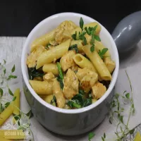 Makaron z kurczakiem szpinakiem i suszonymi pomidorami