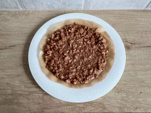 Czekoladowo-orzechowa chrupka do tortu – jak zrobić idealną warstwę crunch