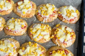Pizzerinki na spodzie z serka wiejskiego – szybka mini pizza bez drożdży