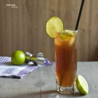 Long Island Iced Tea - przepis na mocny i orzeźwiający drink na letnie popołudnie