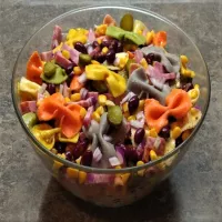 Sałatka makaronowa z kiełbasą