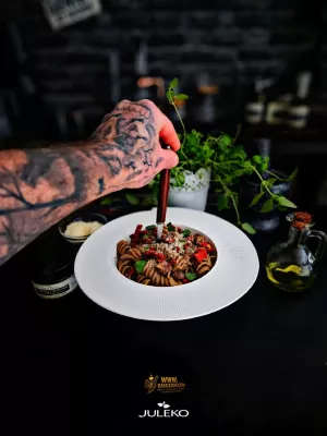 Fusilli Giganti z ricottą i czarnym czosnkiem