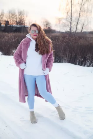 Trend alert: Ice blue legginsy i różowe futro