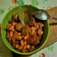 Fasolka po bretońsku z chorizo