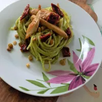 Spaghetti z soczewicą i suszonymi pomidorami w pesto brokułowym