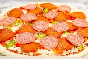Pizza orkiszowa z salami i pepperoni