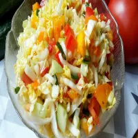 Surówka z kapusty pekińskiej z pomidorem