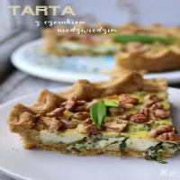 Tarta z czosnkiem niedźwiedzim, fetą i orzechami włoskimi