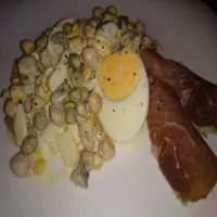 szybka sałatka z domowej szynki, jaj i warzyw